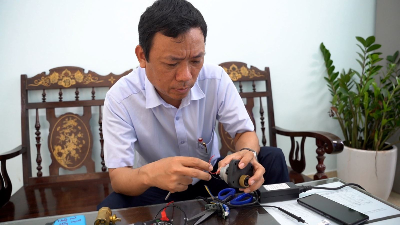 Thầy Hiệu trưởng đam mê khoa học công nghệ